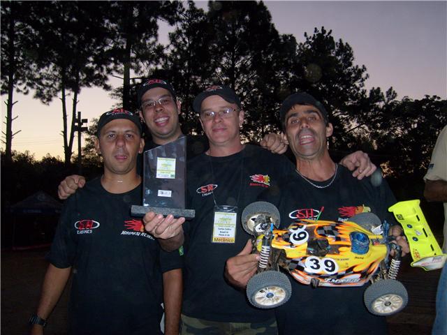 foto da premiação da equipe miroarts sh engines no final do sudamericano