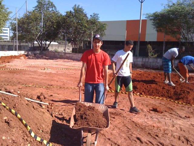 phoca_thumb_l_gligoco_brincando_de_carrinho.jpg