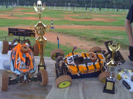Os 2 carros vencedores.