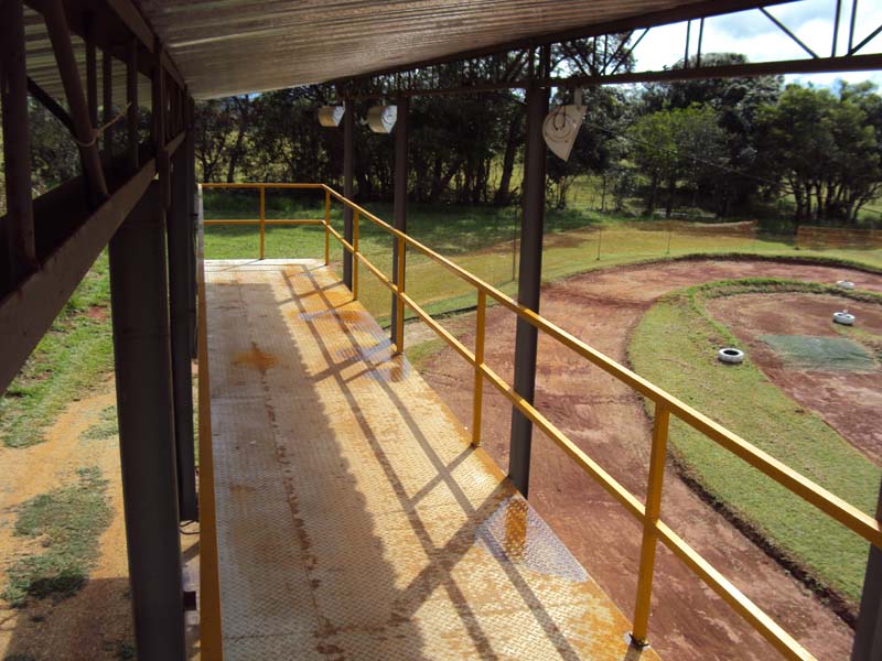 o detalhe que ao fundo sera contruindo 2 posições para que os deficientes pilotem de frente pra a pista, e sera a entrada do elevador de acesso tambem.