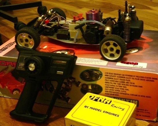 Carro, rádio e caixa do motor.