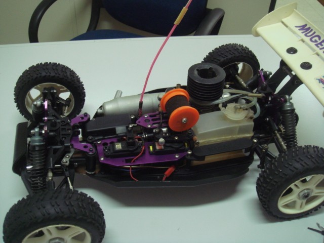 Estranho né ? Parece que a foto tá invertida, com o motor do lado direito