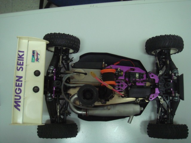 Olhem a disposiçao do motor e tanque como era tudo invertido !!!