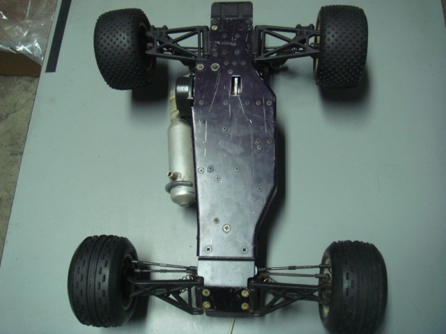 Olha como o chassis é assimétrico, bem diferente os lados.