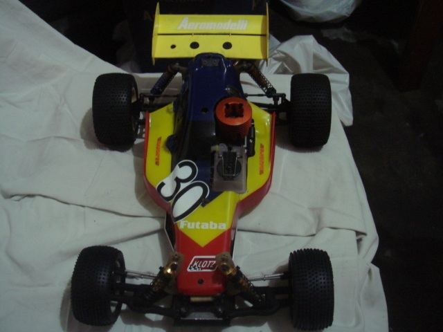 Essa bolha é do  buggy Associated RC10 eletrico, e o aerofolio do extinto Thunder Tiger Challenger......