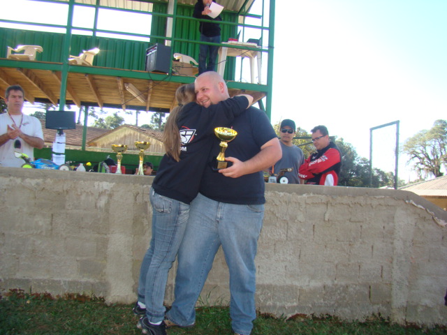 Nelsão recebendo o troféu #3 da esposa ...... ah garoto !!!!