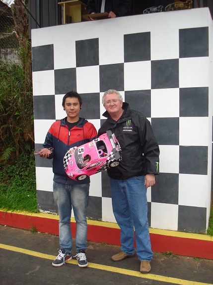 na terceira colocação Xandy e seu Kyosho MP5 # 3 , ele é o detentor da volta mais rápida do dia e tbm da temporada !!!! pegar esse japa não é moleza !!!! o cara é mestre !!!