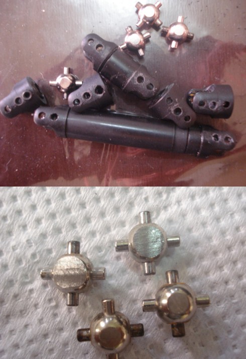 Aqui ei fiz uns furinhos a mais nos cardans para colocar uns parafusos entre os pinos e as castanhas (aquelas estrelinas) e esmerilhei elas para não pegar nos parafusos e não perder os movmentos (de 6 p 3,5mm).