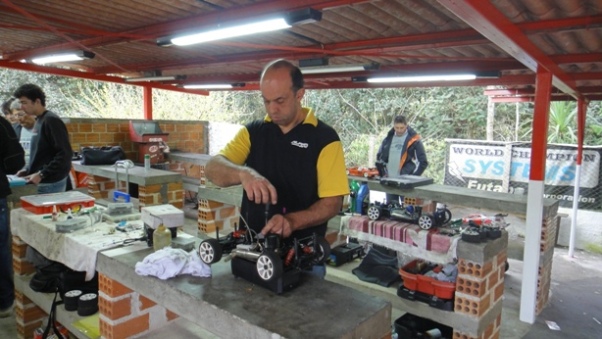 Marcel, da Alpha RC, preparando o carro da equipe