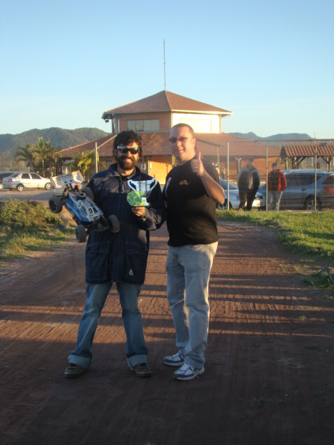 Guga recebendo a taça de 2o colocado do campeão do  dia Afonso Cachaça !!!