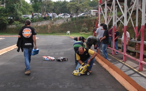 Vistoria dos carros
<br />
<br />Foto de Nilton Ohta