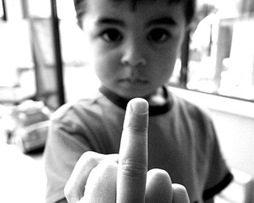 criancas mostrando o dedo do meio - 20 imagens (1).jpg