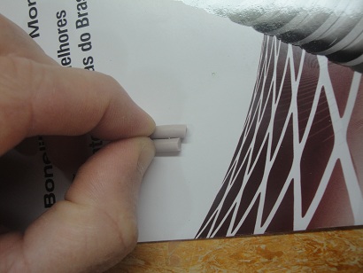 silicones comuns quebram por serem menos flexiveis e sofrerem desidratação ao longo do tempo...promovendo rachaduras
