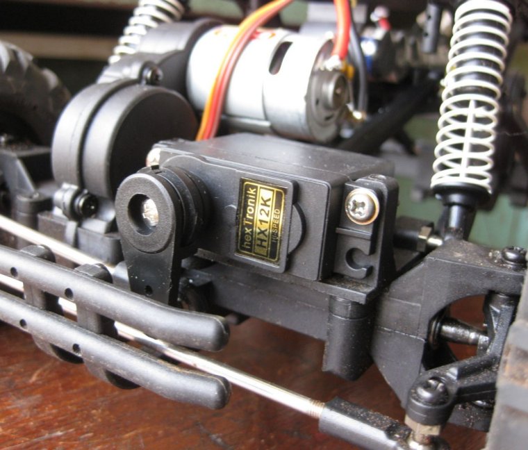 O servo usado é um Hextronix HX12K que serviu perfeitamente.
