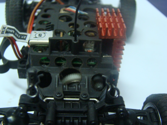 parte trazeira bem furada para facilitar o fluxo com calor do motor para fora e não abafar os eletronicos e o próprio motor
