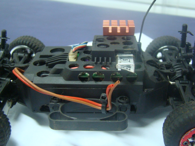 bastante aberturas na estrutura superior do chassis , porém nenhuma fraqueza foi detectada após o procedimento !!!!