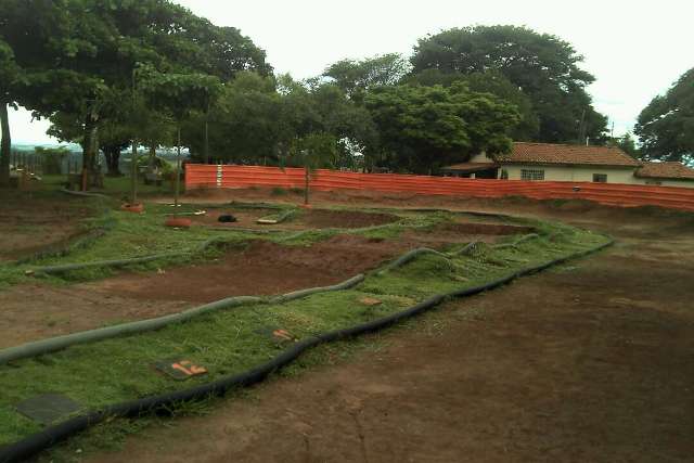 cortando o mato da pista 020.jpg