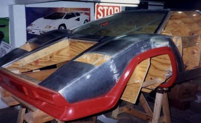 2-lamborghini-moldando-as-chapas-de-aluminio.jpg
