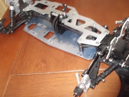 Sistema de C-Hub todo em alumínio com eixo fixo. Após muito pensar e algumas brocas para aumentar o espaço dos eixos... ficou melhor que o original da Kyosho.