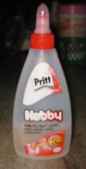 Robson esta é a cola de isopor bem grudenta, ideal para Papercraft. Depois você pode limpar as mãos com álcool.