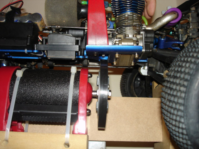 Inclinando para o lado, o starter pega na flywheel.