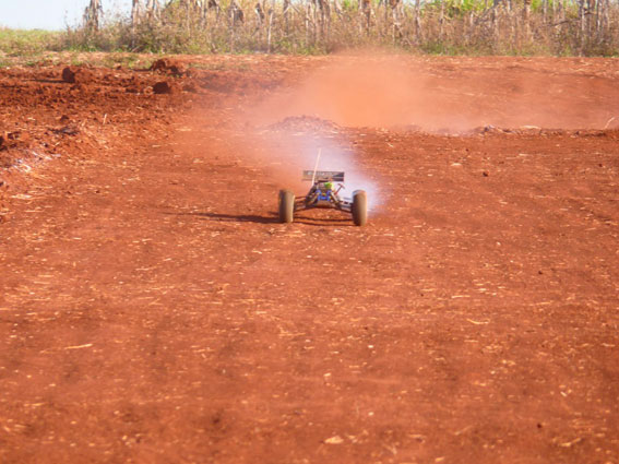olha a fina poeira la no fundo, e esta parte da pista eh a unica que a terra ta socada...